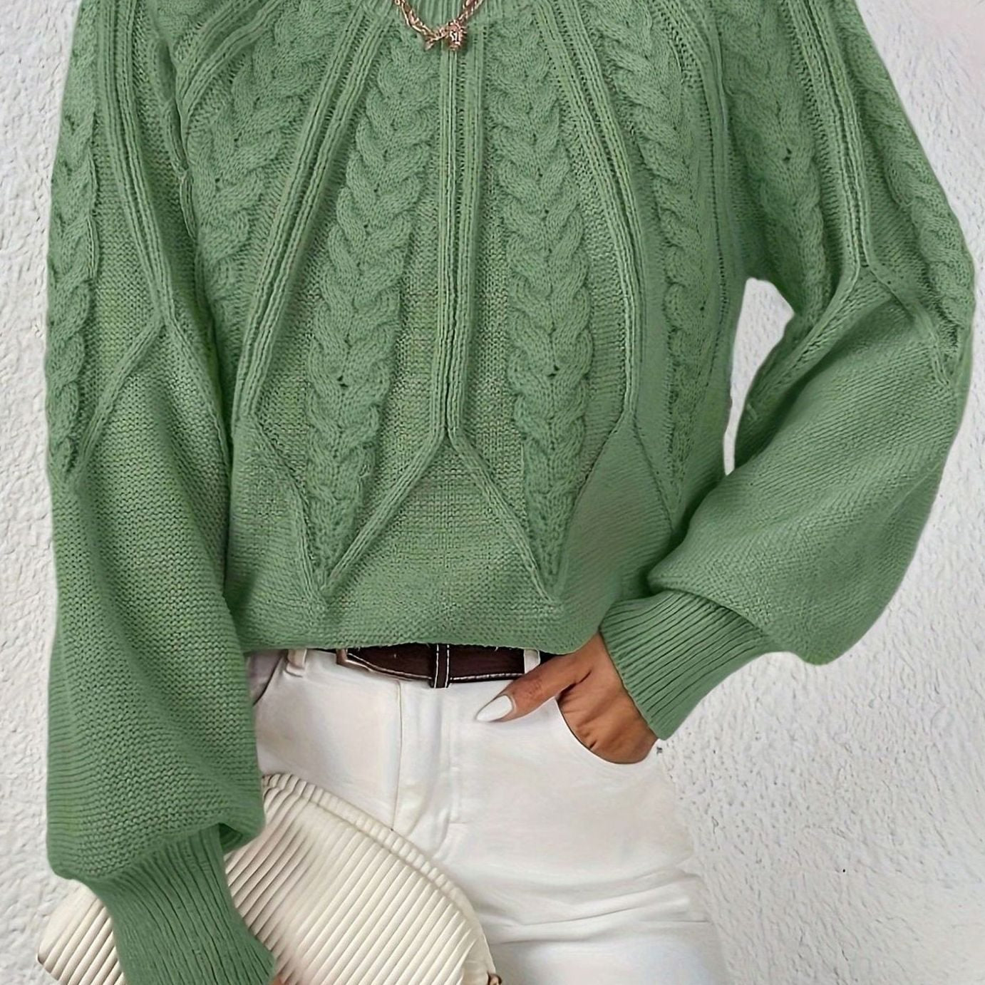 Kirsten | Pull en maille à manches raglan et torsades Vert sauge, photo studio