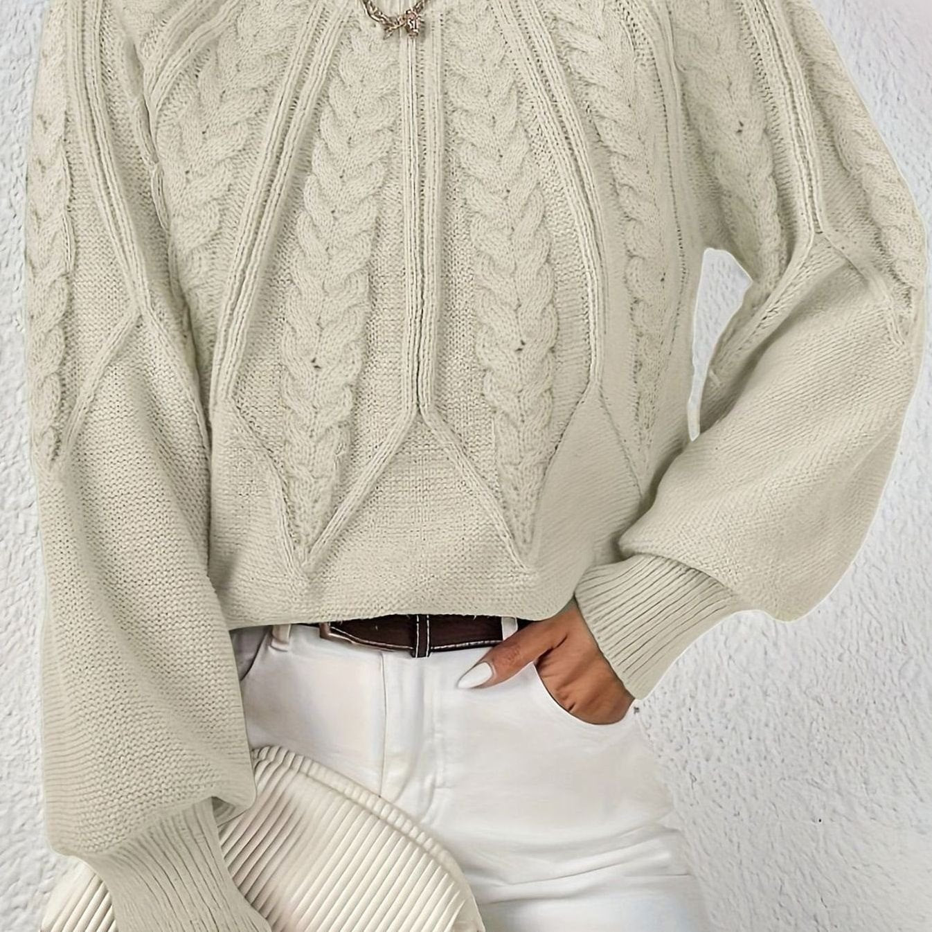 Kirsten | Pull en maille à manches raglan et torsades Beige, photo studio
