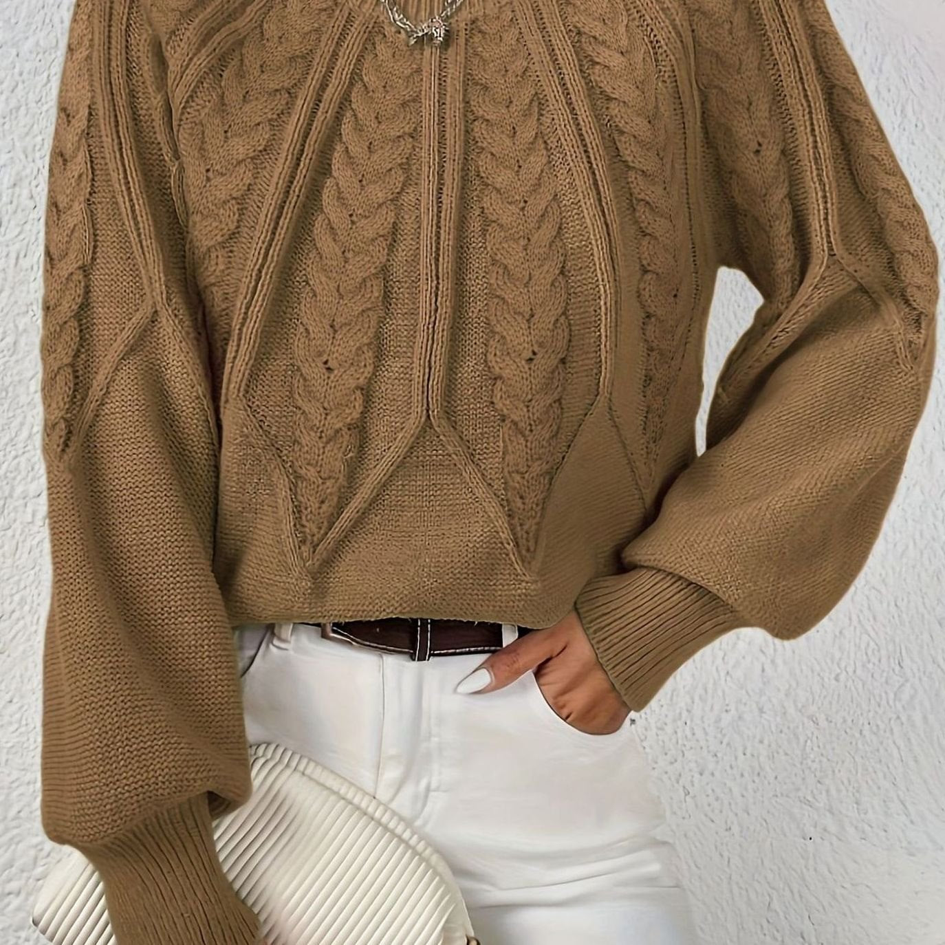 Kirsten | Pull en maille à manches raglan et torsades Camel, photo studio