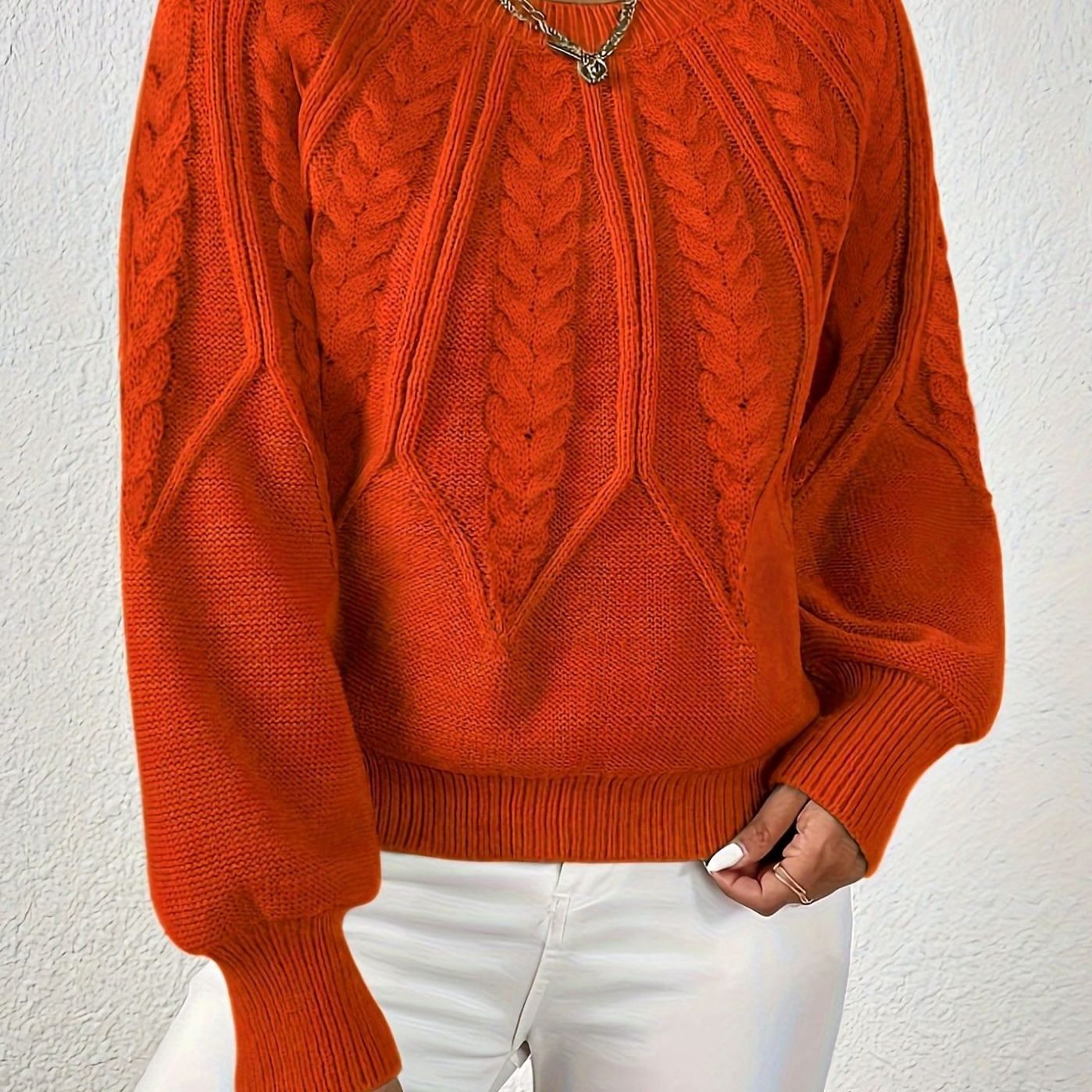Kirsten | Pull en maille à manches raglan et torsades Rouge brique, photo studio