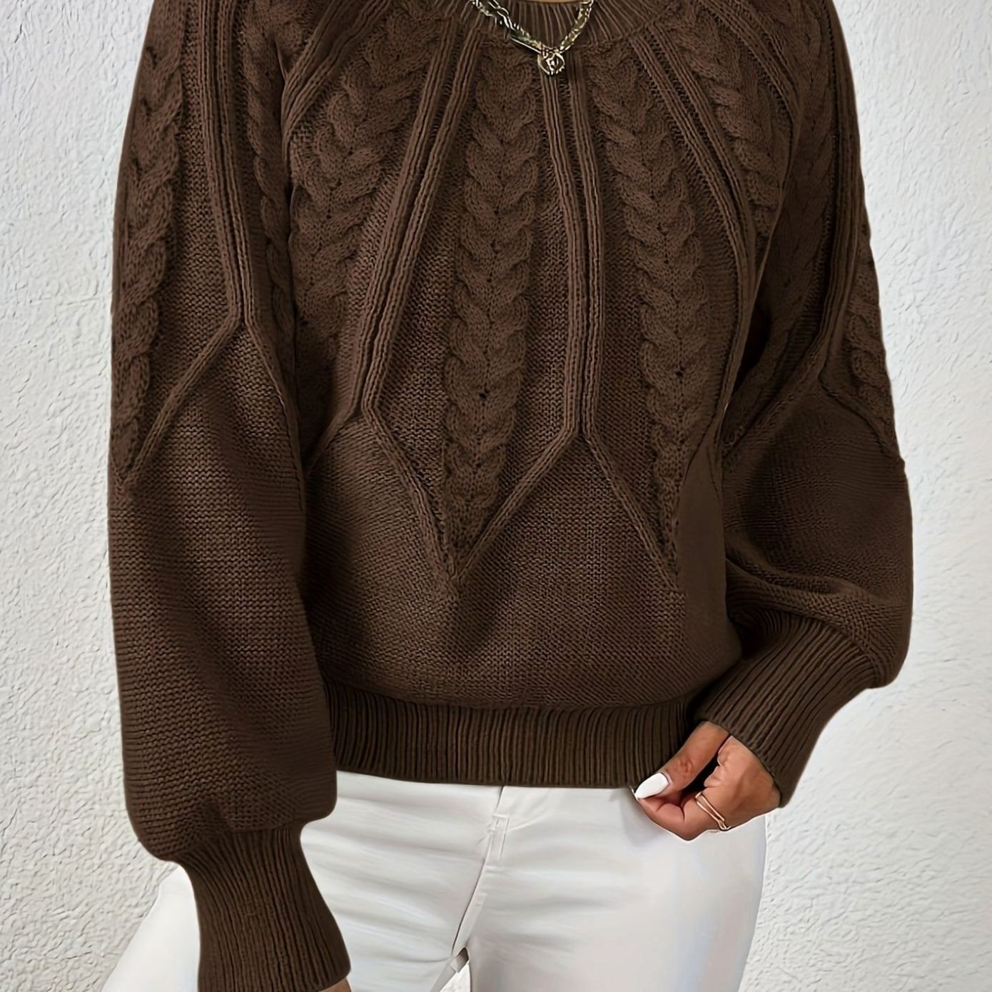 Kirsten | Pull en maille à manches raglan et torsades Marron foncé, photo studio