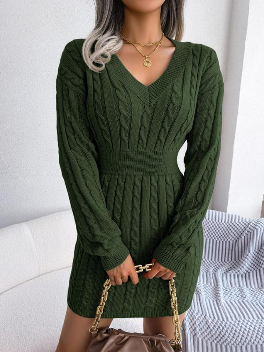 Anaïs | Robe en maille torsadée à col V Vert armée, photo studio