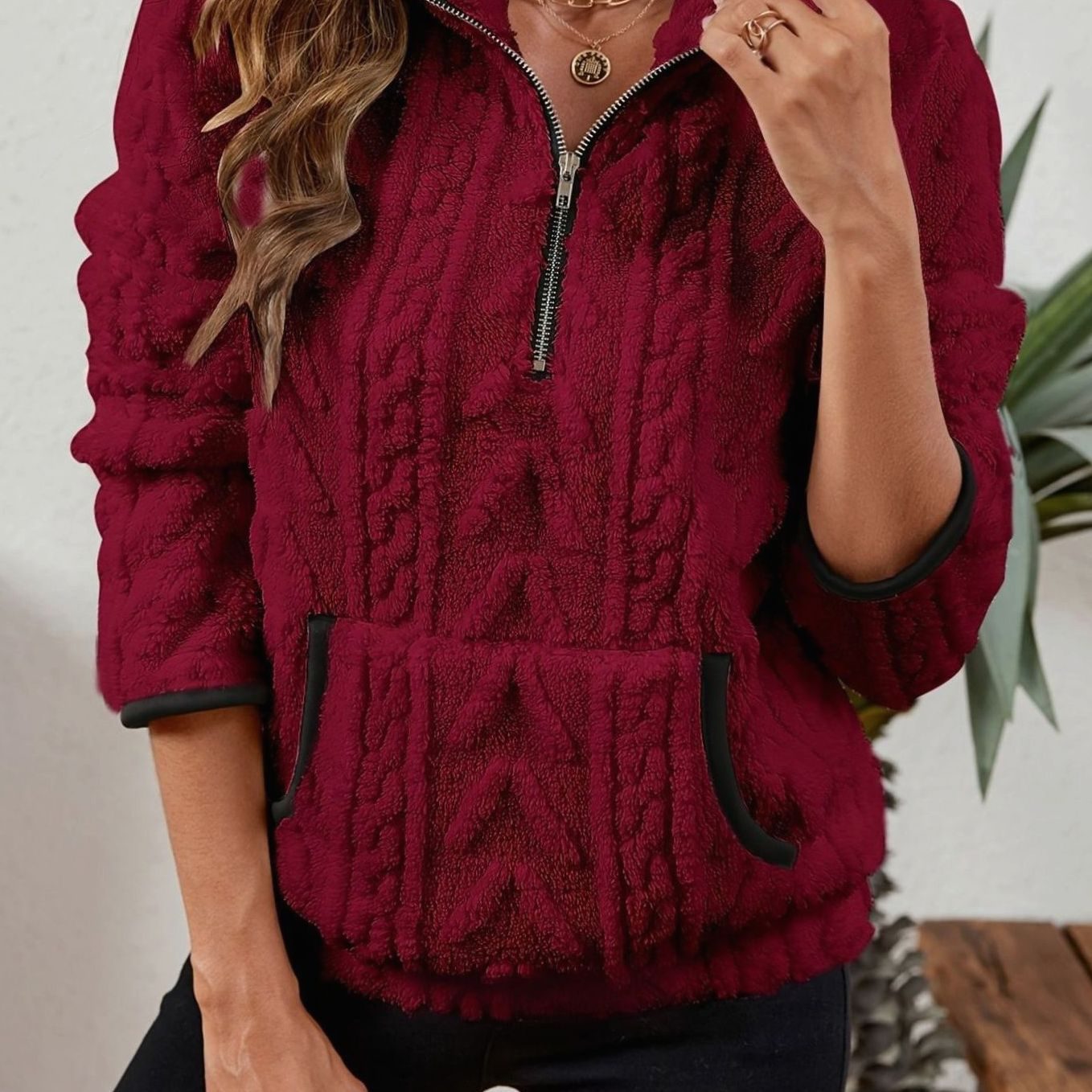 Mirabel | Pull quarter-zip à poche kangourou Bourgogne, photo studio