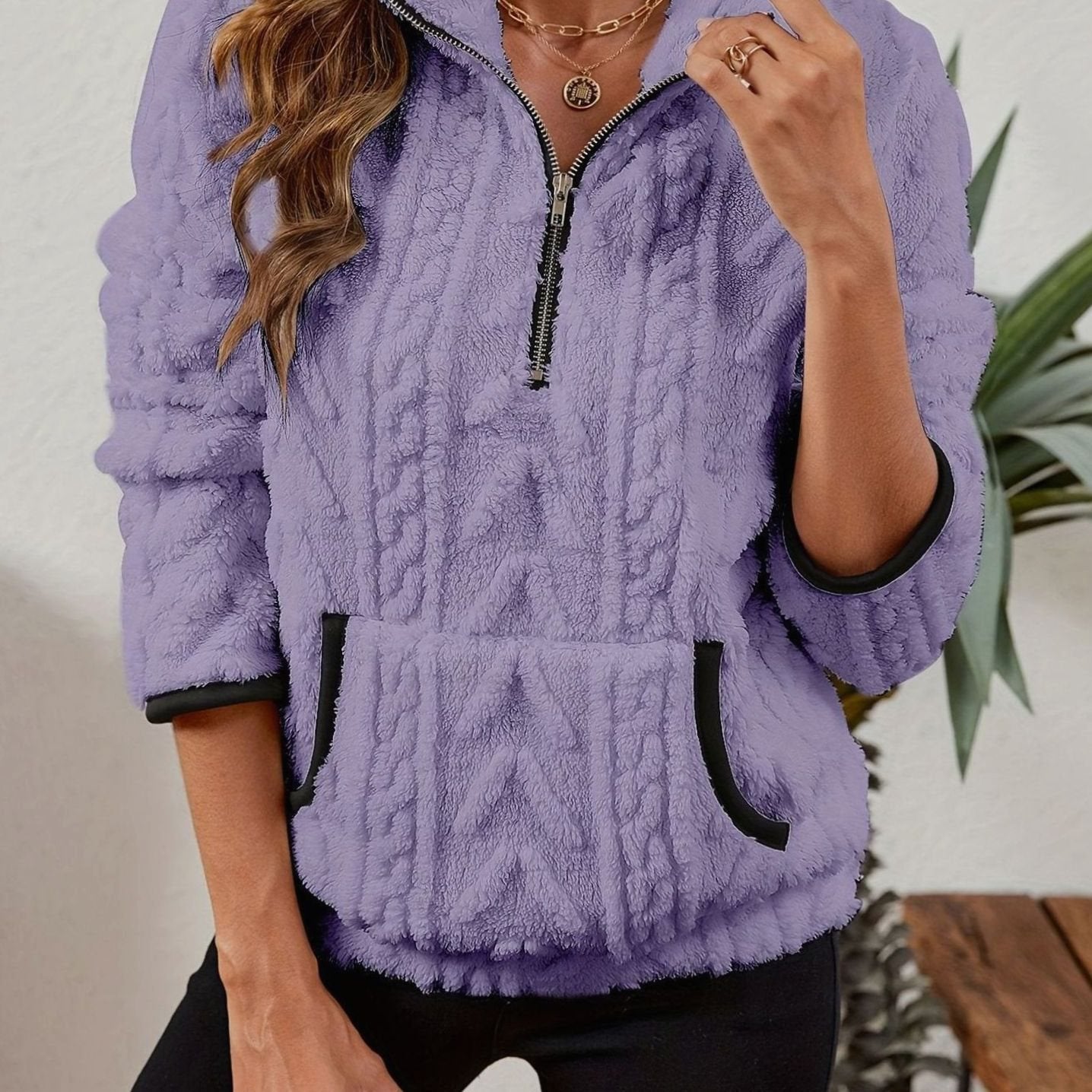 Mirabel | Pull quarter-zip à poche kangourou Lilas, photo studio