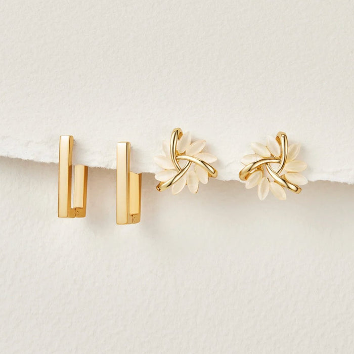 Boucles d’oreilles dorées avec mélange géométrique.